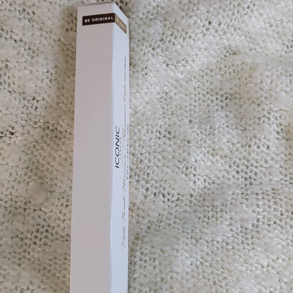 ICONIC London Triple Threat Mascara in Black, 9ml/0.30fl oz - Picture 5 of 10